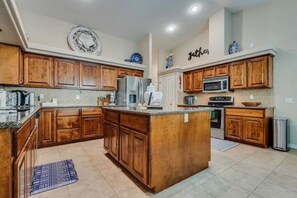 Køleskab, mikrobølgeovn, ovn, kogeplade