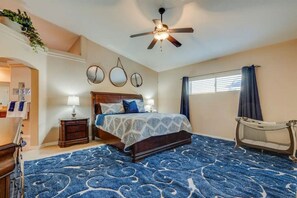 4 soverom, skrivebord, strykejern/-brett og reiseseng for barn