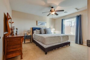 4 habitaciones, escritorio y tabla de planchar con plancha 