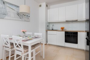 Microwave, dishwasher, electric kettle, cookware/dishes/utensils - Comfy Apartment Czarnieckiego by Renters (Kosakowo)
