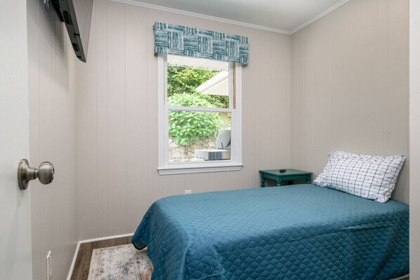 3 Schlafzimmer, Schreibtisch, Bügeleisen/Bügelbrett, Reisekinderbett