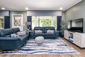 Smart-TV, Kamin, Bücher, Stereoanlage