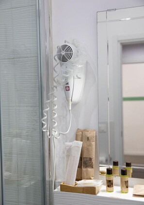 Comfort-Dreibettzimmer, Balkon, Stadtblick | Badezimmer