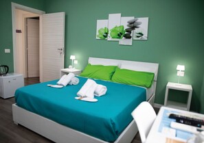 Quarto triplo conforto, vista para a cidade | Roupas de cama antialérgicas, frigobar, cofres nos quartos