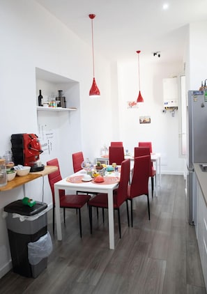Mini-fridge, microwave, oven, stovetop - Napoli Botanik Bed and Breakfast (Naples)