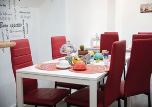 Frigobar, micro-ondas, fogão, cooktop