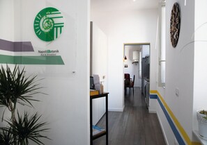 32-Zoll-Smart-TV mit Digitalempfang, iPad, Smart Speakers