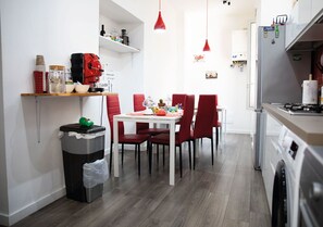 Minikylskåp, mikrovågsugn, ugn och spishäll