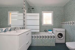 Bathtub, hair dryer, towels - Villa 'La Perla Calpe Seaview' with Sea View, Wi-Fi and Air Conditioning (Calpe)