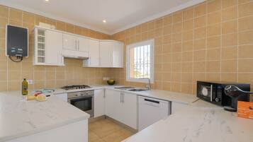 Køleskab, mikrobølgeovn, ovn, kogeplade