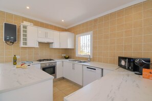 Frigorifero, microonde, forno, piano cottura