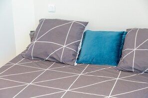 6 bedrooms, bed sheets