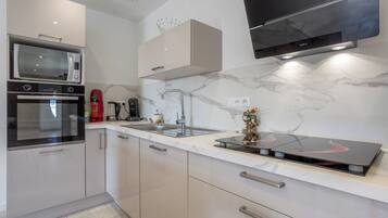 Fridge, microwave, oven, stovetop