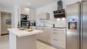 Jääkaappi, mikroaaltouuni, uuni, liesi