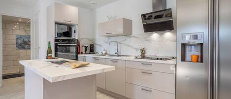 Réfrigérateur, micro-ondes, four, plaque de cuisson