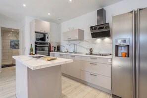 Frigorífico, microondas, horno y placa de cocina