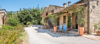 Podere Giardino Wine & Bed – Melograno Apartment: Country House with Pool, Wi-Fi & AC