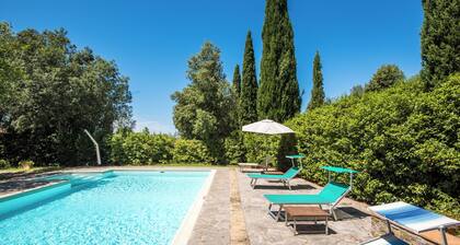 Farmhouse "Melograno Podere Giardino" with Shared Pool, Private Terrace & Wi-Fi