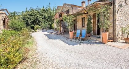 Farmhouse "Melograno Podere Giardino" with Shared Pool, Private Terrace & Wi-Fi