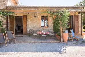 Outdoor dining - Podere Giardino Wine & Bed – Melograno Apartment: Country House with Pool, Wi-Fi & AC (Montalcino)