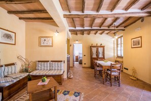 Interior - Podere Giardino Wine & Bed – Melograno Apartment: Country House with Pool, Wi-Fi & AC (Montalcino)
