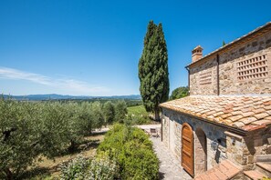 Property grounds - Podere Giardino Wine & Bed – Melograno Apartment: Country House with Pool, Wi-Fi & AC (Montalcino)