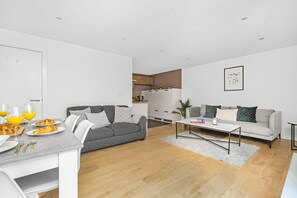 2 bedrooms, individually decorated, individually furnished, desk - King's Cross Apartment with Terrace (London)