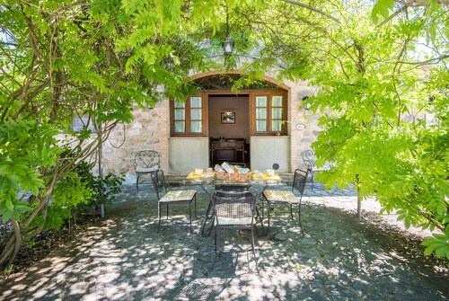 Podere Giardino Wine & Bed – Glicine Apartment: Country House with Pool, Wi-Fi & AC