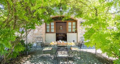 Podere Giardino Wine & Bed – Glicine Apartment: Country House with Pool, Wi-Fi & AC