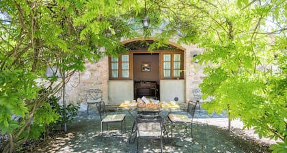 Farmhouse 'Glicine Podere Giardino' with Shared Pool, Wi-Fi and Air Conditioning