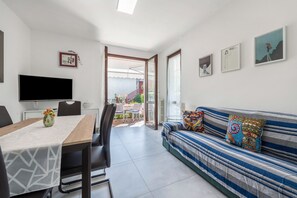 TV - Holiday Apartment "Casetta - New Lake" with Private Terrace & Wi-Fi (Gardone Riviera)