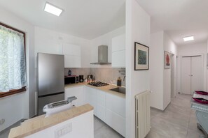 Fridge, microwave, stovetop, dishwasher - Holiday Apartment "Casetta - New Lake" with Private Terrace & Wi-Fi (Gardone Riviera)