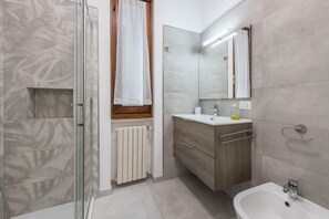 Shower, hair dryer, towels - Holiday Apartment "Casetta - New Lake" with Private Terrace & Wi-Fi (Gardone Riviera)