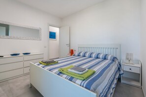 2 bedrooms, free WiFi, bed sheets - Holiday Apartment "Casetta - New Lake" with Private Terrace & Wi-Fi (Gardone Riviera)