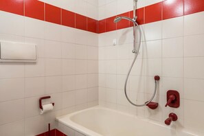 Baignoire, sĂšche-cheveux, serviettes fournies