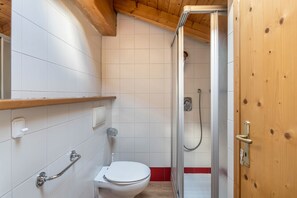 Baignoire, sèche-cheveux, serviettes fournies