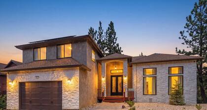 Luxury 6 bedroom retreat located on the Bear Mountain Golf Course! Central A/C! PET FRIENDLY! Movie Theater! Pool Table! HOT TUB!