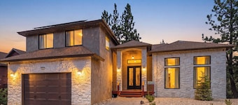 Luxury 6 bedroom retreat located on the Bear Mountain Golf Course! Central A/C! PET FRIENDLY! Movie Theater! Pool Table! HOT TUB!