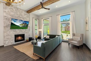 TV, caminetto, impianto stereo