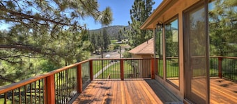 Villa Felicita: Luxury 6 bedroom located on the Bear Mountain Golf Course! Air Conditioning! Movie Theater! Pool Table! Hot Tub!