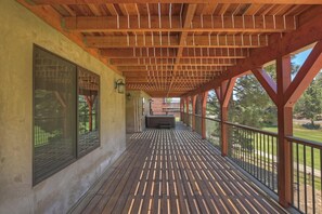 Terrace/patio - Luxury 6 bedroom located on the Bear Mountain Golf Course! Central A/C! Movie Theater! Pool Table! HOT TUB! (Big Bear Lake)