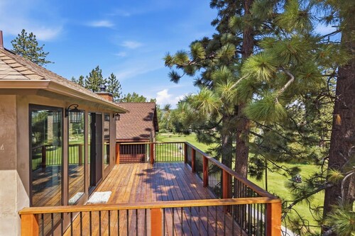 Luxury 6 bedroom retreat located right next to Bear Mountain! Central A/C! PET FRIENDLY!  Movie Theater! Pool Table! HOT TUB!