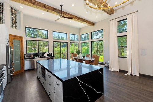 Luxury 6 bedroom located on the Bear Mountain Golf Course! Central A/C! Movie Theater! Pool Table! HOT TUB!