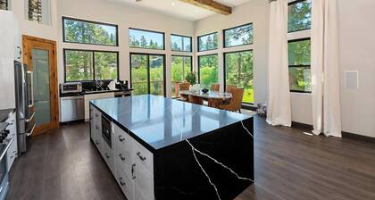 Luxury 6 bedroom located on the Bear Mountain Golf Course! Central A/C! Movie Theater! Pool Table! HOT TUB!