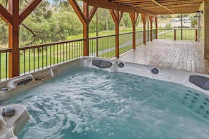 Outdoor spa tub - Luxury 6 bedroom retreat located on the Bear Mountain Golf Course! Central A/C! PET FRIENDLY!  Movie Theater! Pool Table! HOT TUB! (Big Bear Lake)