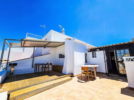 Outdoor dining. Holiday Apartment "Casa Na Vila T1" with Private Terrace & Wi-Fi