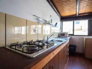 Geladeira, micro-ondas, cooktop, cafeteira/chaleira