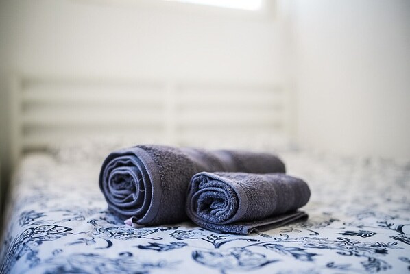 1 habitación, tabla de planchar con plancha, wifi gratis y ropa de cama 