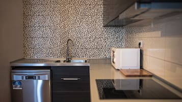 Jääkaappi, mikroaaltouuni, uuni, liesi