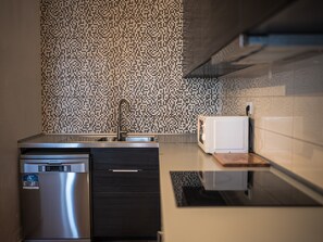 Geladeira, micro-ondas, fogão, cooktop